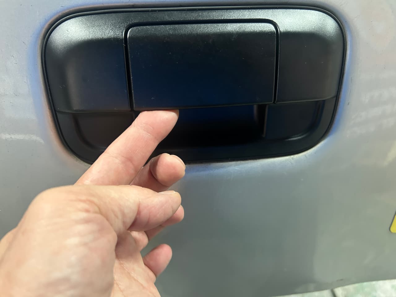 【仕事を止めない！】宅配業者様のクリッパーバン、割れたリヤゲートハンドルを即日交換！