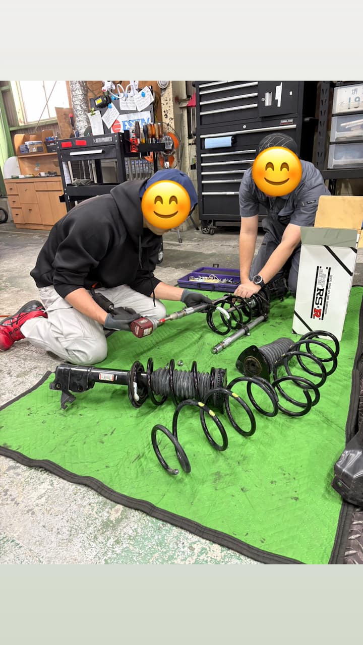 勉強だけじゃない！セレナにRSRダウンサス装着！1期生S君と二人三脚で楽しく作業完了！