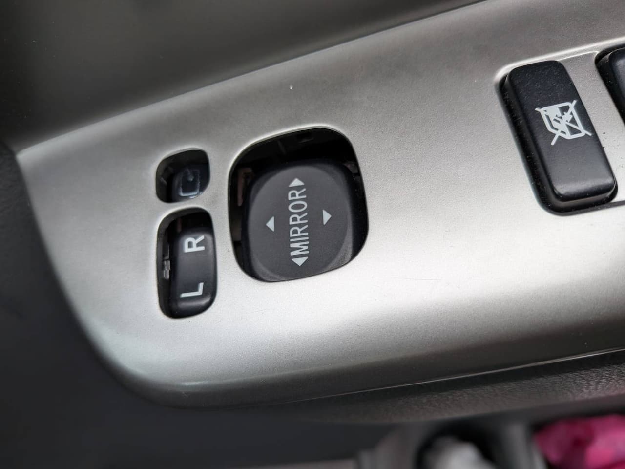 平成21年式トヨタVOXY ZRR70のドアミラースイッチが割れ、パネルとともに破損。内張りへ落下して作動不能に